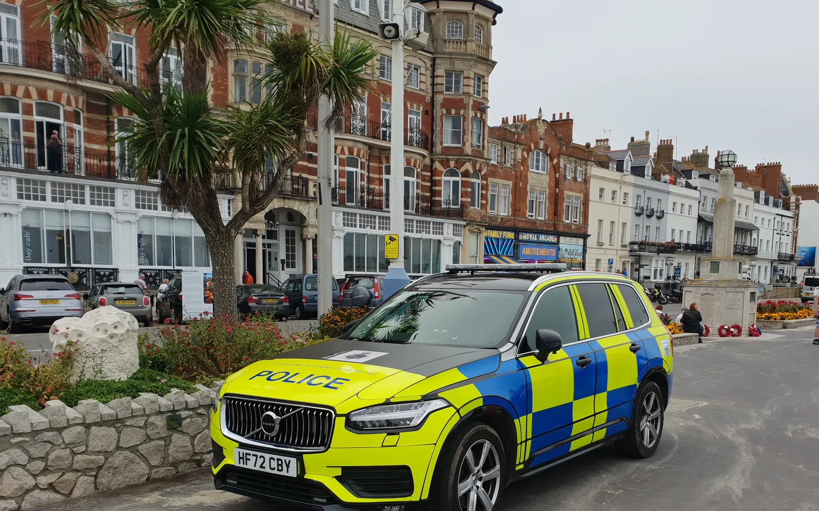 Marked Dorset Police Volvo XC90 in high-visibility battenburg markings on Weymouth Esplanade — photo by Andrew Bone, CC BY 2.0